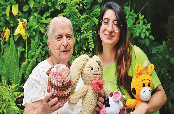 Yukti and her grandmother Sheila Bajaj can be seen with their woolen toys. (Photo: City Spidey)